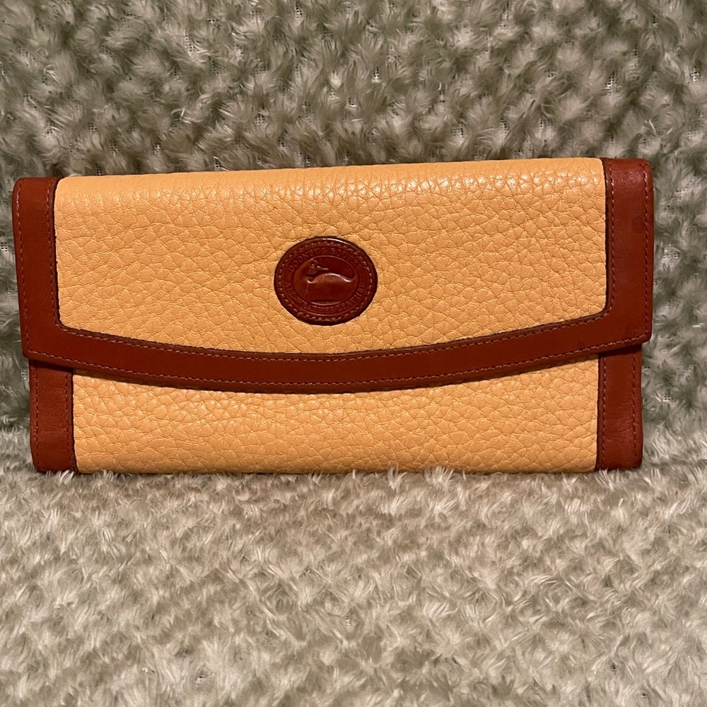 Dooney and Bourke W08 Slim Zip Clutch in Palomino 💛